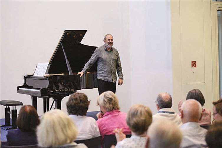 Siegfried Mauser, der nicht nur Klavier, sondern auch Musikwissenschaft, Philosophie und Kunstgeschichte studiert hat, überraschte die Zuhörer mit spannenden Einführungen zu jedem Werk.privat