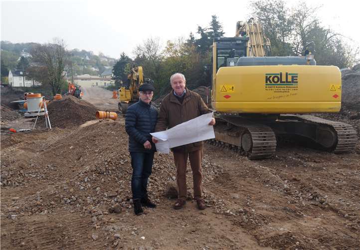 Siegfried Pösch und Bernhard Wiemer machten sich ein Bild vom Fortschritt der Kanalbauarbeiten im Neubaugebiet.Foto: Stadt Bendorf