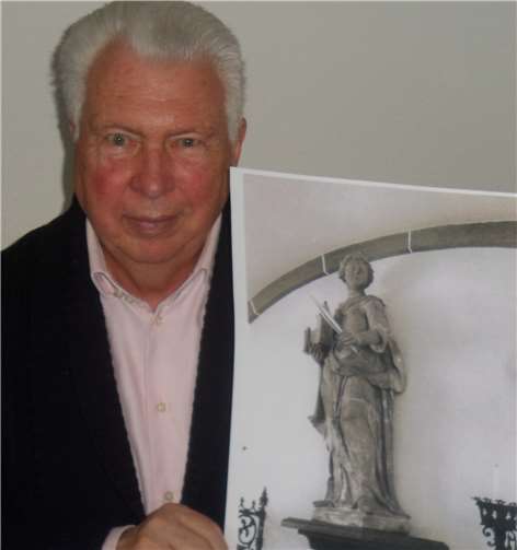 Siegfried Schwaner mit einem Bild der heiligen Lüfthildis, der Lüftelberg seinen Namen verdankt.Foto: privat