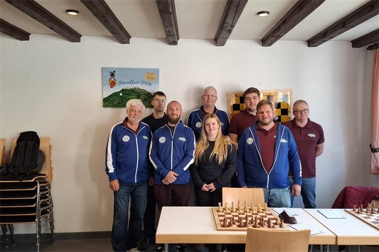 Siegreiche Talentschmiede (v.l.n.r.): Jürgen Kaster, Luca Häusler, Tobias Naumann, Thorsten Kammer, Elisa Naumann, Julian Köhler, Christian Wolf und Helmut Bürger