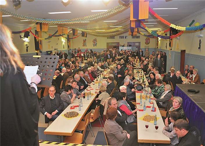 Siegried Seul am Mikrofon begrüßte die zahlreichen Gäste.RÜ