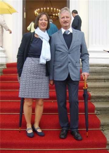 Siegried und Jürgen Welsch auf dem roten Teppich des Schlosses. Privat