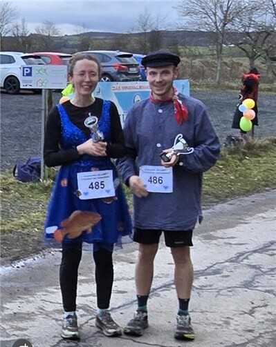Siegten beide über 7000 m in Ellscheid…Martha König bei den Damen, Benjamin Bauer-König bei den Männern.. diesmal in zeitgemäßer Faschingsverkleidung, und Pokale gab es an diesem Nachmittag auch.