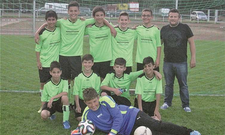 Siegten deutlich im letzten Saisonspiel gegen die JSG Augst Emir Han Aydin, Engjell Mehmeti, Basti Kretz, Ylli Abazi, Sebastian Zymelka, Trainer Charly Zengin (stehend v.l.n.r.), Ibo Aydin, Alexander Schmidt, Anil Zengin, James Eylya (liegen v.l.n.r.) sowie Tobi Boczkowski (liegend).
