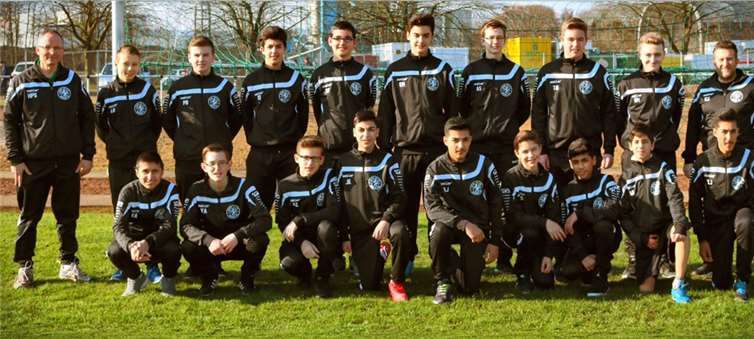 Siegten gegen den FC Metternich II: oben v. r. Trainer Charly Zengin, Nico Mathes, Tobi Boczkowski, Andrey Schmidke, Engjell Mehmeti, Sebastian Zymelka, Selim Demirovic, Philipp Barth, Leon Ruemenapp, Trainer Hans-Peter Schmidt. Unten v.r.: Zardasht Jneid, Ibo Aydin, Ihab Harb, Alexander Schmidt, Ahmad Jneid, James Eylya, Anil Zengin, Ylli Abazi, Emir-Han Aydin.privat