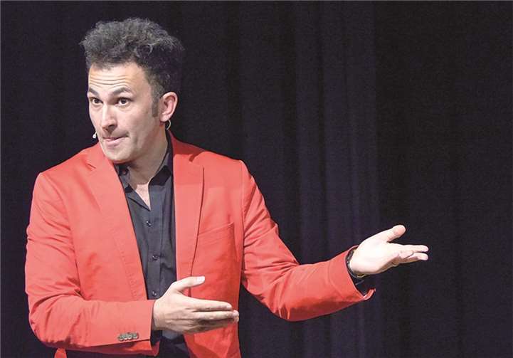 Sieht aus wie Ali, spricht wie Hans: Fatih Cevikkollu in der Rheinhalle.-WM-