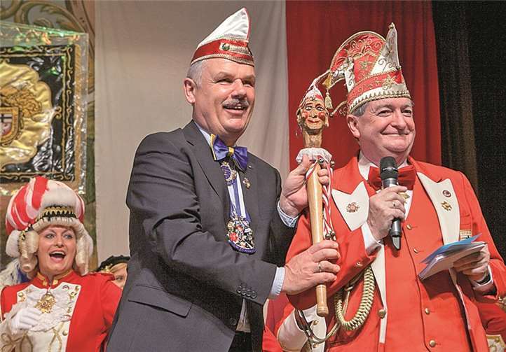 „Sieht der Pajas nicht genau so aus wie Ehrenschultheiß Rainer Faßbender?“, scherzte Bürgermeister Stefan Raetz bei der Proklamationssitzung in der „Närrischen Stadthalle“. Der Pajas verwahrte sich gegen diesen Vergleich.