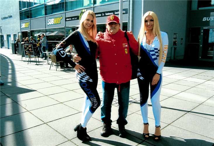 Sigi Freisberg mit netten Gridgirls am Nürburgring.  Archiv Freisberg