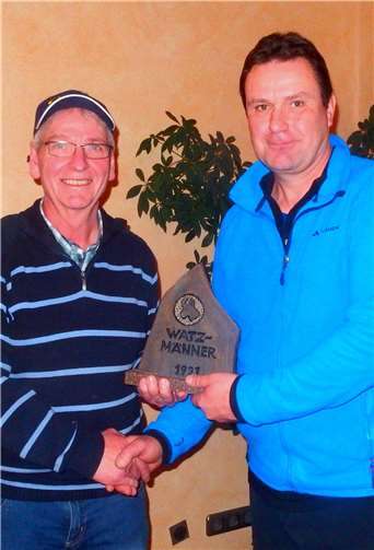 Sigi Nelles (rechts) erhält den Watzmannstein.