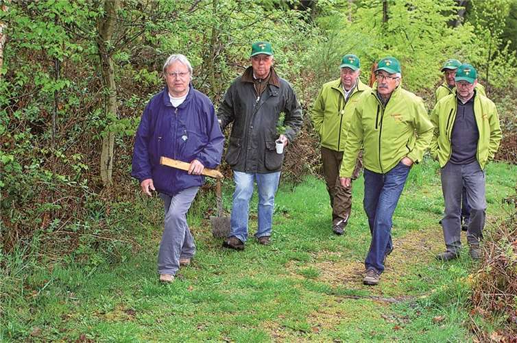 Sigmar Neitzert (l.) mit seinen Jungs auf dem Weg zum Arbeitseinsatz.
