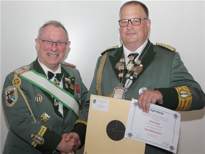 Sigmund Belz gratuliert dem strahlenden Sieger Daniel Dräger.  Foto: Schützenbruderschaft Sinzig