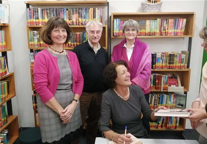 Signierstunde: Die Musikwissenschaftlerin Irmgard Knechtges-Obrecht las in der Meckenheimer Bücherei. Stehend die Gastgeber (von links): Sabrina Gutsche von der Frauen Union, Büchereichef Helmut Kalkes und Anne Schmidt-Keusgen vom Familienbildungswerk. Foto: privat