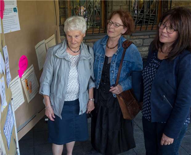 Sigrid Becker, Katharina Berger und die Gemeindereferentin Andrea Ulrich (von links) schauen sich eine Infotafel an.Foto: Julia Fröder
