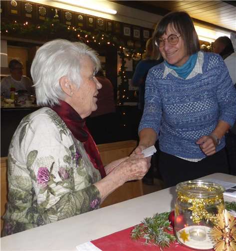 Sigrid Bendel, die sich bei Agathe Mäurer bedankt und eine Spende zum Erhalt des Krippenweges überreicht.