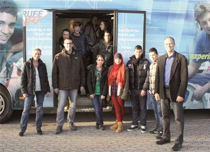 Sigrid Brass-Neese (v.l.), Ulf Krüger und Malik Stork, die Berufswahlkoordinatoren der Meckenheimer Campus-Schulen, mit Schülern beim gemeinschaftlichen Besuch eines Berufs-Informationsmobils. privat
