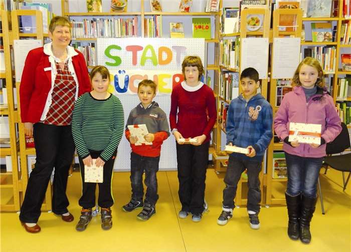 Sigrid Heller (v.l.) mit den Preisträgern Leonie Moesta, Connor Hunscha, Laura Abels, Adil Amiri und Hanna Sturm.  privat