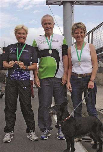 Sigrid Meuer, Armin Hastrich und Hildegard Mühlberger (v.l.) vom LauftreffSV Weitersburg durchquerten erfolgreich die „Grüne Hölle“ beim diesjährigen Nürburgringlauf. privat