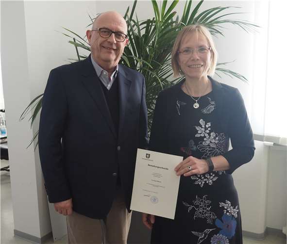 Sigrid Mitterer erhielt von Bürgermeister Kessler die offizielle Bestallungsurkunde als Standesbeamtin. Foto: Stadt Bendorf am Rhein