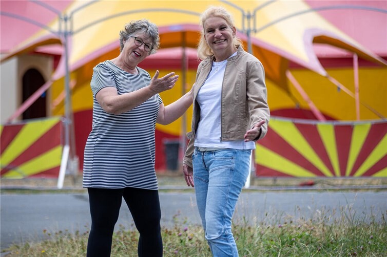 Sigrid Moritz und Petra Edel können es kaum erwarten, die Manege für den „Circus Seltissimo“ freizugeben“.
