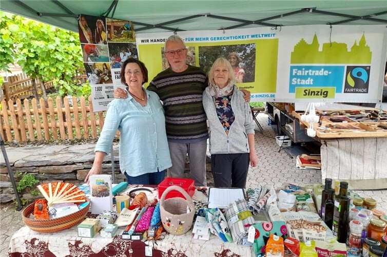 Sigrid Saak, Rudi Kirwald und Monika Mombauer am Stand der Fairtrade-AG beim Marktfest in Bad Bodendorf