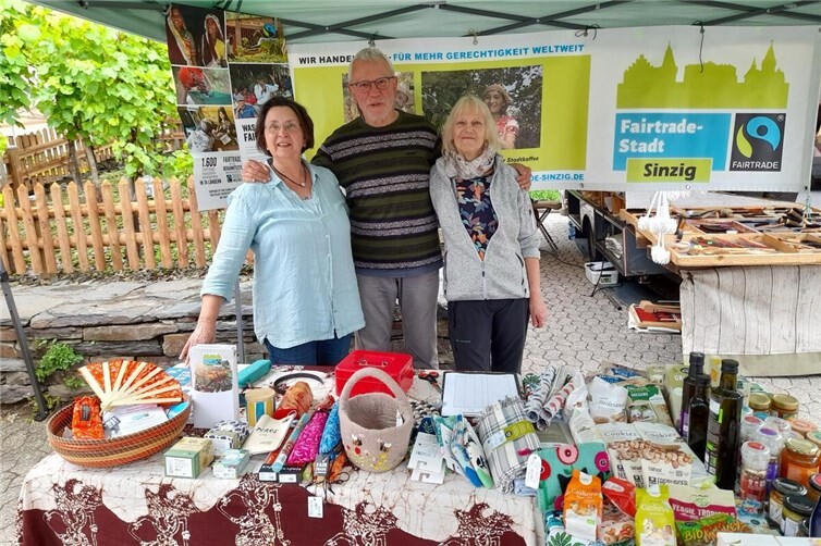 Sigrid Saak, Rudi Kirwald und Monika Mombauer am Stand der Fairtrade-AG beim Marktfest in Bad Bodendorf.