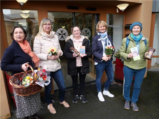 Sigrid Saak (links) und Renate Adams (rechts) von der Fairtrade-Steuerungsgruppe übergaben faire Rosen und fairen Sinziger Stadtkaffee an die Mitarbeiterinnen des Johanniter-Hauses (von links) Ulrike Diessner, Sabrina Korbach und Andrea Herter, Leitung Sozialer Dienst. Foto: Gerhard Adams