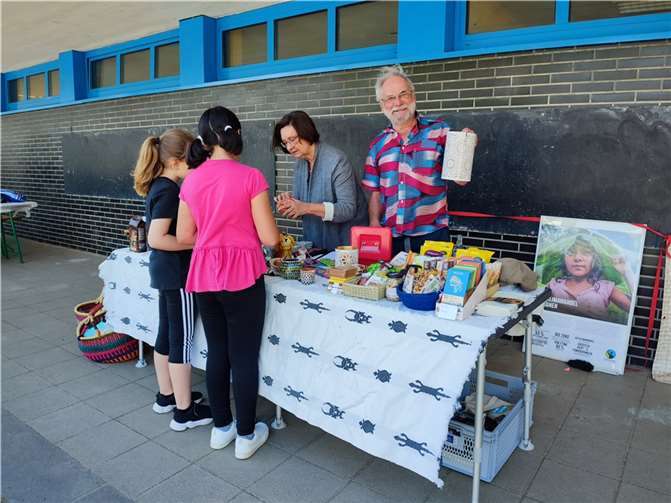 Sigrid Saak und Ingo Binnewerg vom Förderverein Fairer Handel Sinzig e.V. im Gespräch mit Schülerinnen der Regenbogenschule Sinzig.  Foto:Renate Adams