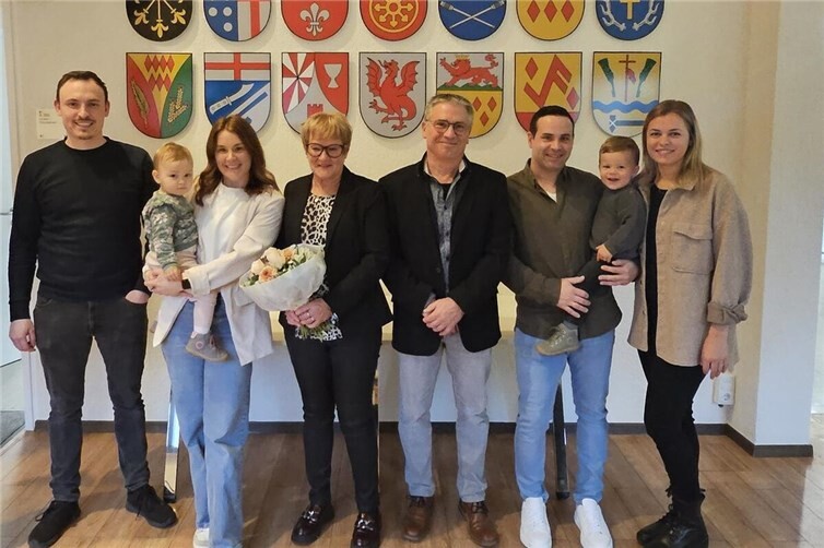 Sigrid Schäfer (Mitte) mit ihrer Familie bei der Abschiedsfeier im Rathaus der Verbandsgemeinde Vordereifel. Fotos: Verbandsgemeinde Vordereifel