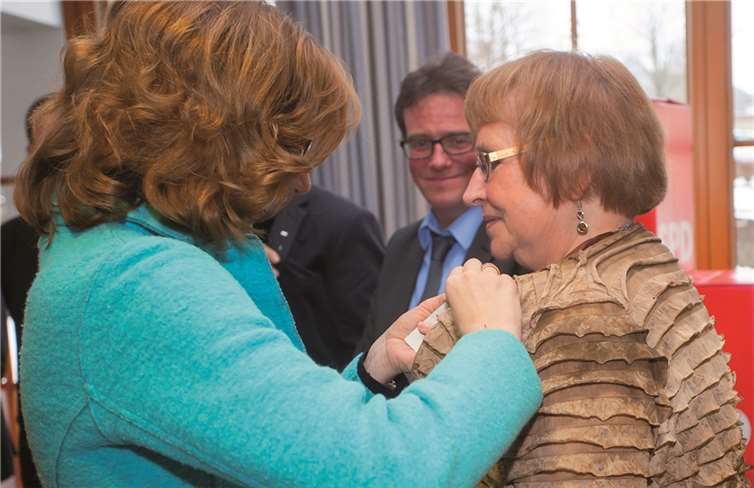 Sigrid Wendt bekommt von der Ministerin die Ehrenbrosche für 40 Jahre Mitgliedschaft angesteckt.