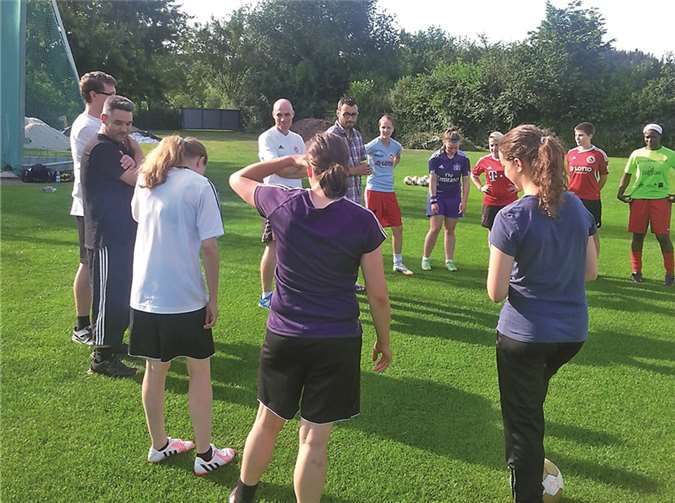 Sijamak Sauer (mitte) stellt das neue Team vor und erweitert somit die SC 13 Familie.privat