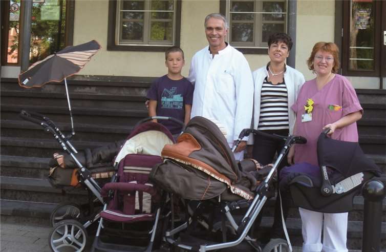 Silas Bendel übergab die Spende im Namen aller Kommunionkinder an Prof. Dr. Breuer. privat