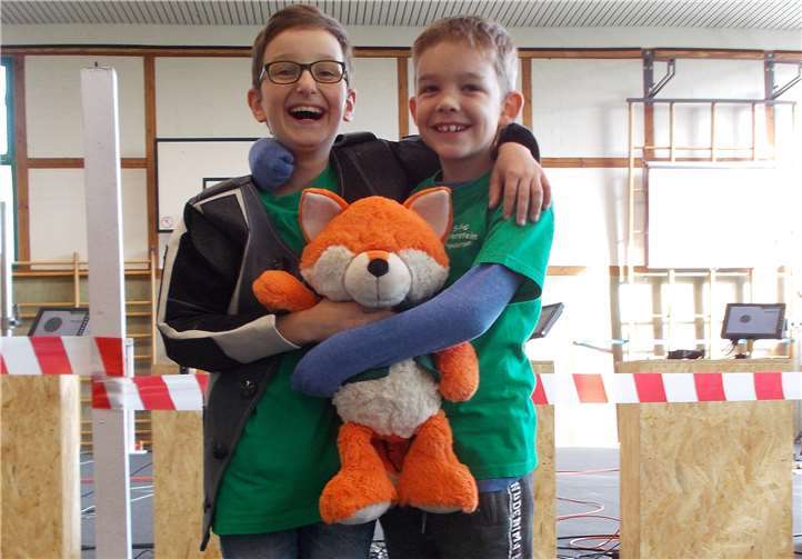 Silas Schmidt (l.) und Sebastian Münch belegten im Schießen mit dem Lichtpunktgewehr in ihrer Klasse die ersten beiden Plätze. privat