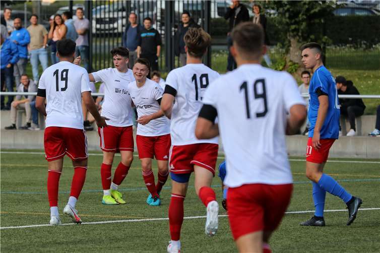 Silas Wilhelmi (2. von links) und Doppeltorschütze Luis Kiesel (3. von rechts) bejubeln die Eisbachtaler 1:0-Führung gegen den JFV Dietkirchen/Offheim. In Gedenken an ihrern verstorbenen Mitspieler Jascha Zey liefen alle Spieler der U19 der Eisbären mit der Rückennummer 19, die Gäste aus Hessen mit der Nummer 10 auf. Fotos: Andreas Egenolf