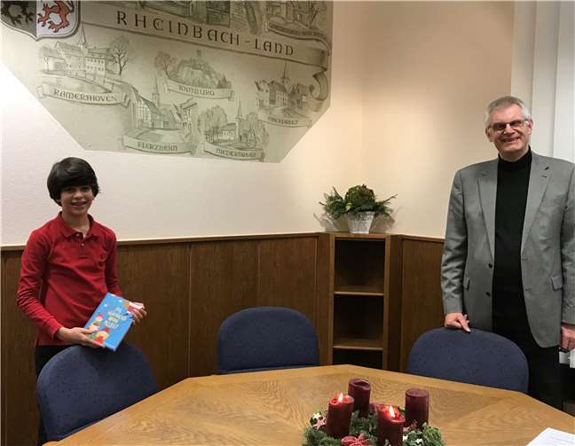 Silas Worm und Bürgermeister Ludger Banken nahmen das Weihnachtsmann-Projekt-Video im Rathaus auf. Foto: Rheinbach liest e. V.