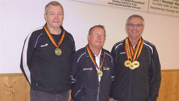 Silber für Hans Stauf, Rüdiger Tretter und Hanspeter Wester (v.li.) beim Schießen mit dem KK-Gewehr ohne Zielfernrohr. shs