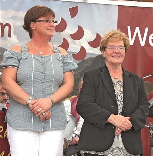 Silberjubilarin Sonja Krupp (l.) und Goldjubilarin Marita Josten auf der Bühne.