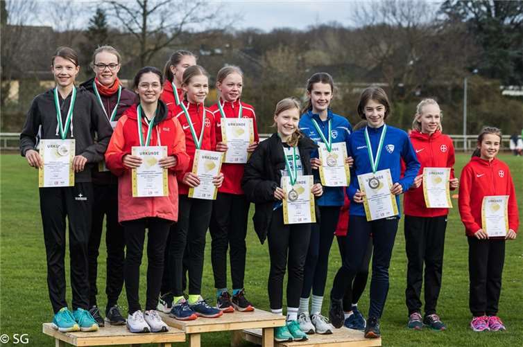 Silbermedaille für Lea Hansen, Frieda Stumm und Ana Groß 3×800 Meter WU14. Fotos: privat