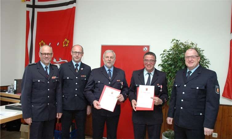 Silberne Feuerwehr-Ehrenzeichen am Bande v.li. stellvertretender Kreisfeuerwehrinspekteur Gerhard Oelsberg, Wehrleiter Dieter Merten, Wehrführer Ottmar Ley, Wehrführer Robert Emmerichs und Bürgermeister Guido Nisius. UM