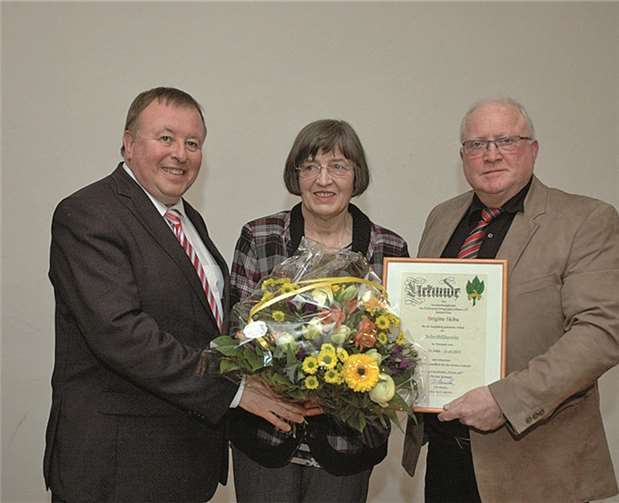Silberne Verdienstnadel und Ehrung von der Ortsgruppe: Landrat Dr. Jürgen Pföhler (l.), Brigitte Skiba und Vorsitzender Peter Menches.