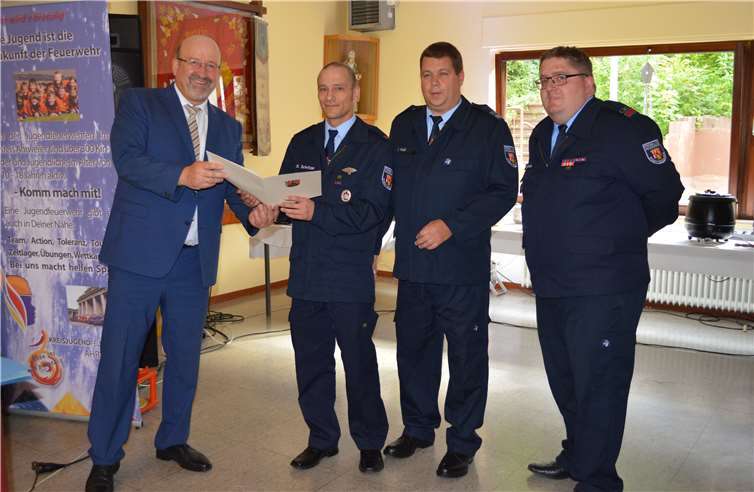 Silbernes Feuerwehr-Ehrenzeichen für Stephan Schnitzer: (v.li.): Bürgermeister Herbert Georgi, Stephan Schnitzer, Stadtwehrleiter Ingo Wolf und Einheitsführer Robert Zimmermann.