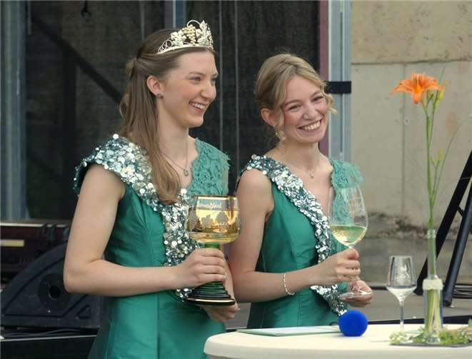 Silja I. Castenholz wurde in Kattenes zur neuen Weinkönigin gekrönt. Anna Langen steht ihr künftig als Prinzessin zur Seite. Fotos: TE