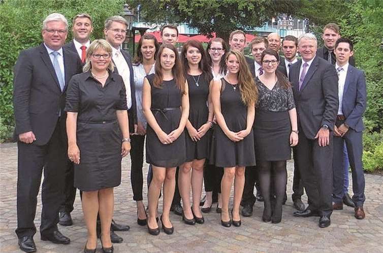 Silke Blatt, Personalleiterin (1. Reihe v.li.), Isabelle Tonner, Katharina Zettl, Anna-Lena Paulus, Sarah Ferber, Vorstandsvorsitzender Edmund Schermann, Matthias Räthlein. (2. Reihe v.li.) Volker Knotte, Vorstand, Bernd Rass, Ausbildungsleiter, Eric Westerheide, Vorstand, Anika Krips, Alexander Kaltenberg, Nicole Stolz, Thomas Mergen, Marcel Schimpchen, Peter Alt, Simon Leichtweiß und Tim Scherrer (es fehlte Robin Schmitz). privat