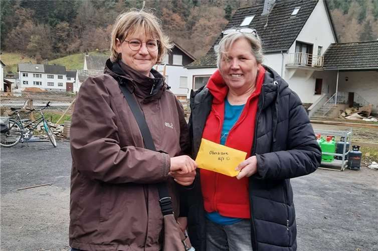 Geld für Versorgungspunkt Silke Brüggemann von „Oberzissen Hilft“ bei der Übergabe an die Ortsvorsteherin von Kreuzberg Anke Hupperich. Foto: privat