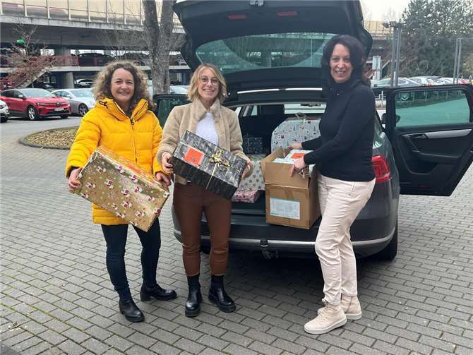 Silke Castenholz (r.) Organisatorin der Wunschbaumaktion des KKM übergibt die Geschenke an Stefanie Coopmeiners und Anette Lauf (l.) vom SkF Koblenz. Foto: KKM