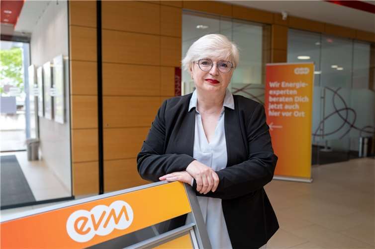 Silke Ellinghaus ist eine von rund 160 Mitarbeiterinnen und Mitarbeitern im evm-Kundenservice. Sie freut sich über die guten Noten.  Foto: Homann/evm