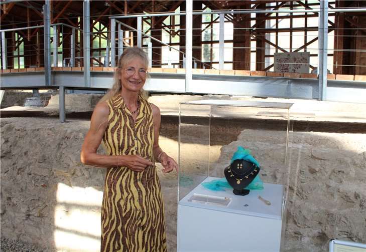 Silke Jaensch vom Museum Römervilla mit dem in Bachem gefundenen Schmuck aus Grabbeigaben, dem Herzstück der neuen Sonderausstellung „Luxus im Wandel der Zeit“.  Foto: DU