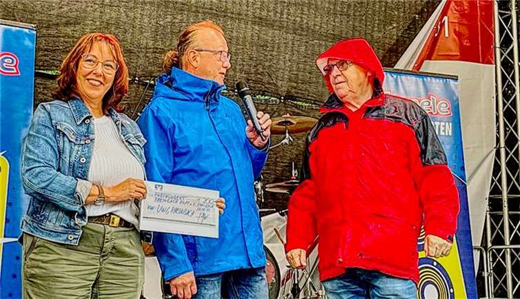 Silke Josten-Schneider und Jörg Meyer überreichen einen 200 EUR Scheck an Alfred Eich.  Foto: by IDT