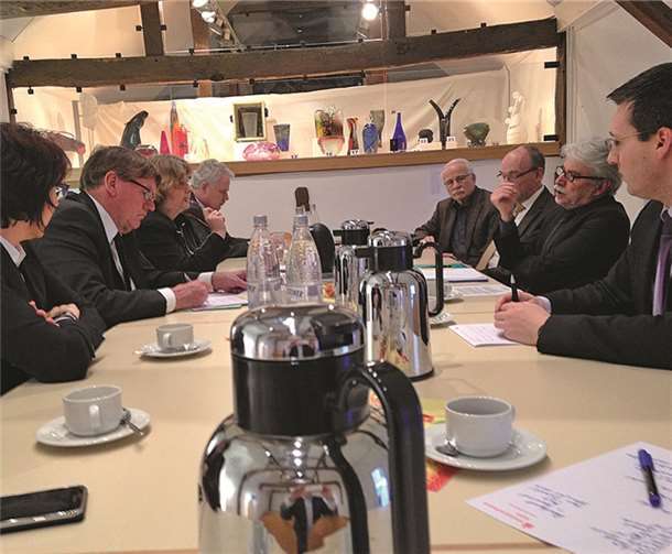 Silke Josten-Schneider (v.l.), Landrat Sebastian Schuster, Dr. Ruth Fabritius, Bernd Beißel, Peter Lahl, Dr. Raffael Knauber, Lorenz Euskirchen und Heiko Dietrich im Gespräch. privat