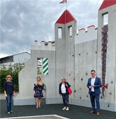 Silke Keck, Schulleiterin der Kunostein Grundschule, freut sich über die Unterstützung durch Konrektorin Sabina Samardzija (v.li.). Sandra Thannhäuser, Leiterin des Amtes für Schule und Sport, und Bürgermeister Peter Jung begrüßten die neue Mitarbeiterin in Neuwied.Quellen: Stadt Neuwied
