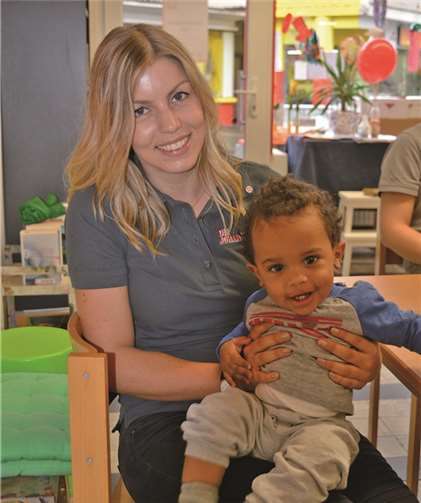 Silke Schmitt betreut eines der Kinder des EKi-Treff. Die Johanniter/Lisa Reichert